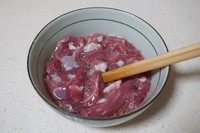 苹果糖醋肉,加一小勺水后搅拌或用手抓2-3分钟，让肉吸饱水，直到碗里看不到水