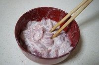 苹果糖醋肉,粉加到糊糊比较粘稠,捞起能挂在肉上为止