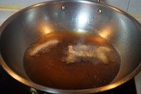 苹果糖醋肉,油锅加热到六七成热,将肉逐条滑进油锅,大火定型,变色即捞起