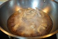 苹果糖醋肉,将肉再一次倒进油锅复炸,炸到颜色金黄,这样表面才会脆