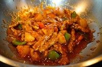 苹果糖醋肉,加入炸好的肉条,翻炒至酱汁均匀裹在肉上