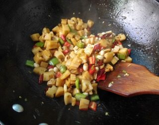 宫保藕丁,倒入青、红椒炒几下;