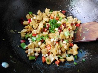 宫保藕丁,加盐、鸡精调味,洒入葱花即可。