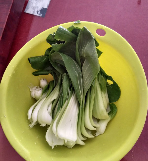 爆炒小油菜,准备好3棵中等大小的油菜,去掉梗清洗干净备用