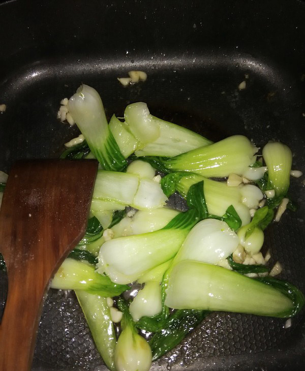 爆炒小油菜,炒至9分熟,出锅前加入盐鸡精翻炒一下即可(在锅里还是翠绿的)