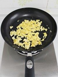 菠萝饭,锅子烧热,倒入<a style='color:red;display:inline-block;' href='/shicai/ 851'>橄榄油</a>和鸡蛋液,鸡蛋炒熟后弄成小块,盛出待用。