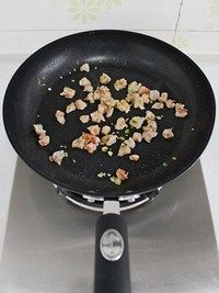 菠萝饭,放入虾仁,中火炒至虾仁变色。