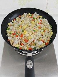 菠萝饭,放入米饭和鸡蛋,翻炒至米饭松散。