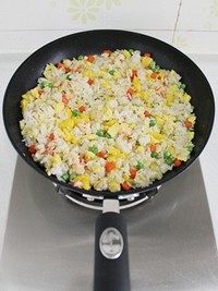 菠萝饭,加盐调味后,转大火翻炒均匀。