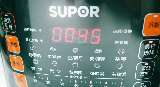 萝卜丝鲫鱼汤,调至煲汤,电压力锅工作结束后,加入食盐和白胡椒粉即可