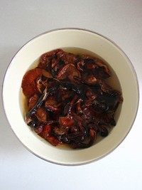 小鸡炖蘑菇,<a style='color:red;display:inline-block;' href='/shicai/ 120582'>干榛蘑</a>用流水冲去表面的浮土,然后用温水浸泡20-40分钟,然后挤净水分,用厨用剪刀剪去硬根。