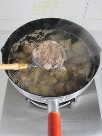 小鸡炖蘑菇,大火烧开后继续煮3分钟,撇净上面的浮沫,然后将鸡块捞出控水待用。