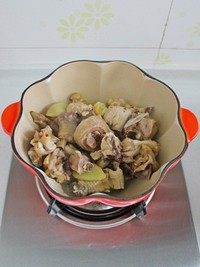 小鸡炖蘑菇,放入鸡块,翻炒至鸡块表面微焦。