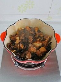 小鸡炖蘑菇,炖煮30-40分钟,至鸡块软烂就可以了。