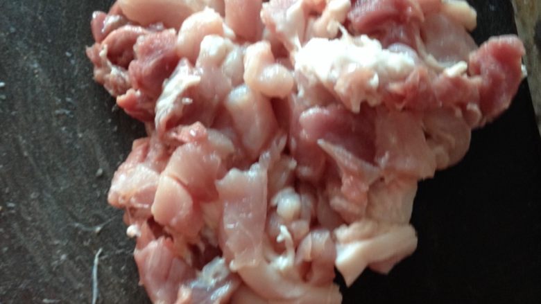 翡翠包,猪肉剁碎加盐和鲜酱油 调味。我还加了点木耳碎