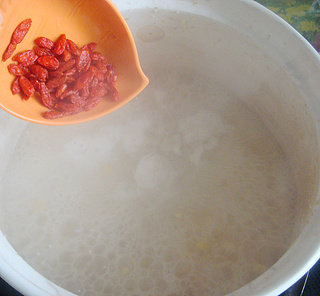 燕麦水果养生粥,煮大约20分钟后,燕麦片开始变粘稠,倒入<a style='color:red;display:inline-block;' href='/shicai/ 142822'>枸杞子</a>,搅拌均匀(以免粘锅)。