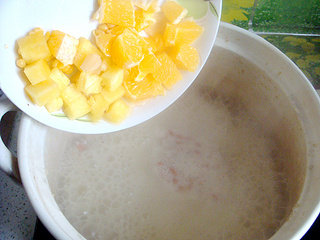 燕麦水果养生粥,最后倒入橙子菠萝粒,搅拌均匀。(橙子菠萝不宜倒入过早,以免失去营养)