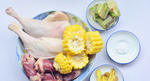 清凉降火鸭味汤,把鸭腿和鸭心洗净,玉米和甘蔗洗净切断,生姜切片