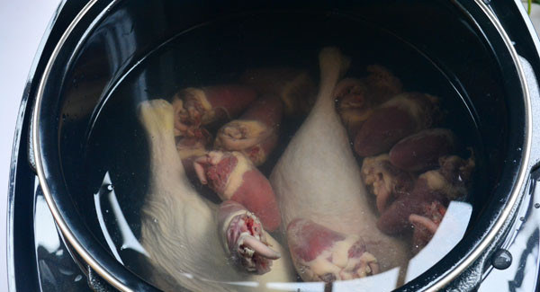清凉降火鸭味汤,高压锅内倒入适当的温水,鸭腿和鸭心