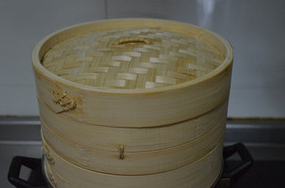 小猪馒头,开水上锅,蒸15分钟左右,闷3分钟后开盖。