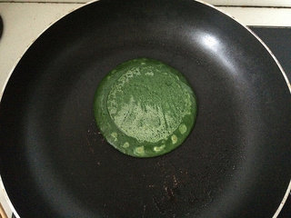 菠菜鱼,平底锅抹油,摊出菠菜饼,两面煎熟