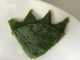 菠菜鱼,在其中一块菠菜饼刻出鱼的尾巴