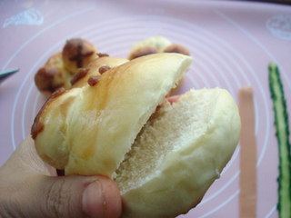 青蛙火腿堡,巧克力隔水融化,画出青蛙表情,切开青蛙嘴。