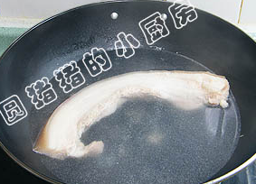 四川回锅肉,连皮猪肉,去毛洗净,放入冷水锅内煮至熟,变硬身。