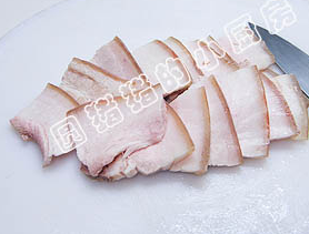 四川回锅肉,将煮好的猪肉冲洗干净放凉,切成薄而大的肉片。
