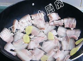 四川回锅肉,锅内仅放一茶匙油,放入肉片和姜片,用小火慢慢煎炒至出油,表面色泽变金黄色。