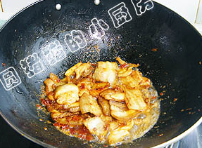 四川回锅肉,翻炒至出红油后，再放入一匙<a style='color:red;display:inline-block;' href='/shicai/ 788'>生抽</a>，<a style='color:red;display:inline-block;' href='/shicai/ 718'>料酒</a>翻炒片刻。（如豆瓣酱放的多，也可免放<a style='color:red;display:inline-block;' href='/shicai/ 788'>生抽</a>，不然会太咸）