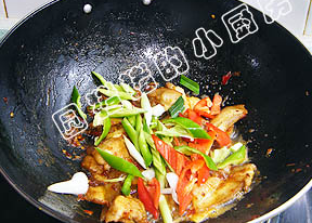 四川回锅肉,投入<a style='color:red;display:inline-block;' href='/shicai/ 3348'>青蒜</a>白及红，<a style='color:red;display:inline-block;' href='/shicai/ 61'>青椒</a>