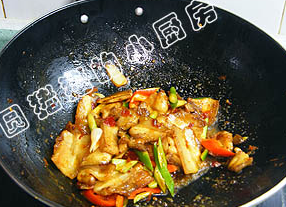 四川回锅肉,翻炒至青蒜白及红,青椒断生即可。