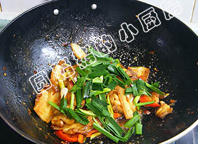 四川回锅肉,最后放入青蒜叶,翻炒片刻即可出锅。