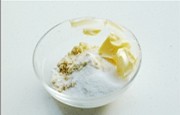 金顶酥粒蓝莓马芬 ,先将顶部金宝酥粒的材料全部准备好,放入容器中。