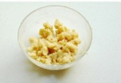 金顶酥粒蓝莓马芬 ,用手抓面粉成大的颗粒后,放入冰箱冷藏备用。