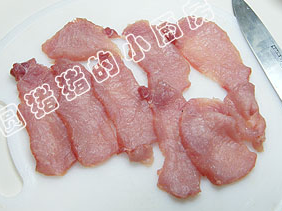 四川水煮肉,<a style='color:red;display:inline-block;' href='/shicai/ 4430'>里脊肉</a>先片成薄片。