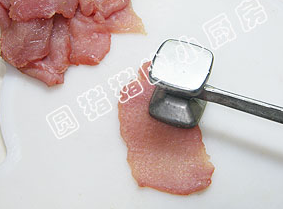 四川水煮肉,用肉锤锤散组织,使肉变薄变大。