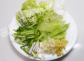 四川水煮肉,<a style='color:red;display:inline-block;' href='/shicai/ 113'>大白菜</a>,芹菜,香葱洗净切段,蒜头,姜磨成蓉。
