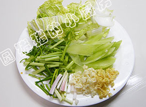 四川水煮肉,<a style='color:red;display:inline-block;' href='/shicai/ 113'>大白菜</a>，芹菜，香葱洗净切段，蒜头，姜磨成蓉。