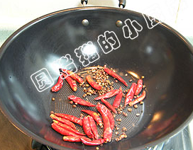 四川水煮肉,干锅,将干红椒和<a style='color:red;display:inline-block;' href='/shicai/ 700'>花椒</a>放锅内先炒香,待凉后红椒切成小段。