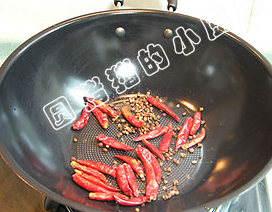 四川水煮肉,干锅，将干红椒和<a style='color:red;display:inline-block;' href='/shicai/ 700'>花椒</a>放锅内先炒香，待凉后红椒切成小段。