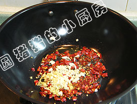 四川水煮肉,锅内冷油,先放入干红椒和花椒爆香,再放入<a style='color:red;display:inline-block;' href='/shicai/ 6559'>蒜蓉</a>,姜蓉爆香。