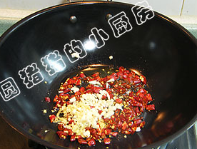 四川水煮肉,锅内冷油，先放入干红椒和花椒爆香，再放入<a style='color:red;display:inline-block;' href='/shicai/ 6559'>蒜蓉</a>，姜蓉爆香。