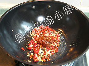 四川水煮肉,加入<a style='color:red;display:inline-block;' href='/shicai/ 705'>豆瓣酱</a>2大匙,炒至出红油。