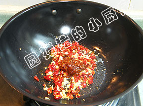 四川水煮肉,加入<a style='color:red;display:inline-block;' href='/shicai/ 705'>豆瓣酱</a>2大匙，炒至出红油。