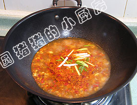 四川水煮肉,加入高汤或是清水,砂糖1茶匙及香葱段。