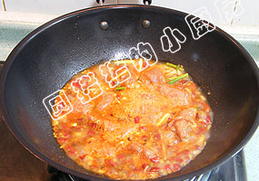 四川水煮肉,煮至开后,放入腌好的肉片,煮时不要翻动,直至汤再至沸腾即将煮好的肉片捞出。肉切的薄,很快就熟了。
