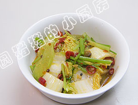 四川水煮肉,准备一大碗,碗底先垫上煮好的蔬菜类。