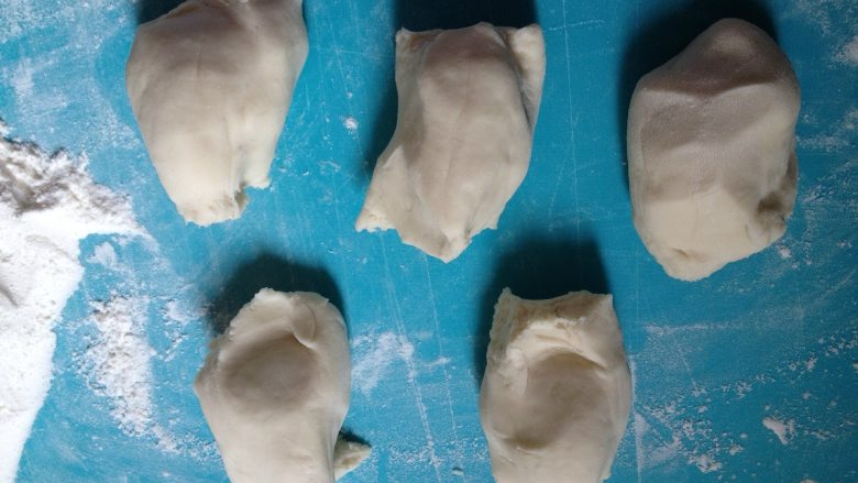 章鱼哥,反复揉捏,排出面团中的空气,搓长条,再分成约38克的剂子。